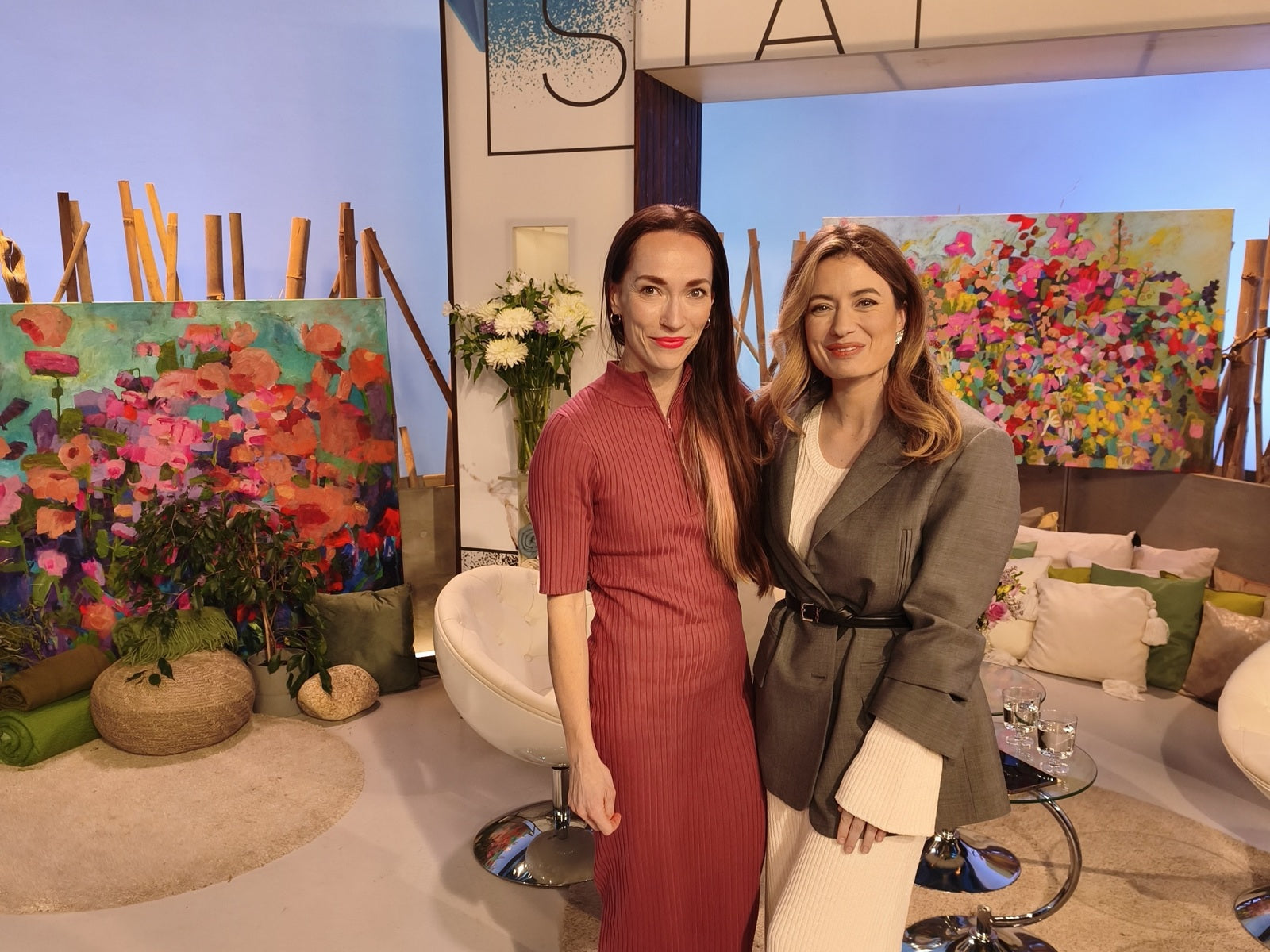 Simona Vojteskova at Czech Television studio during live appearance on Sama doma show, sharing insights about abstract art and creative process